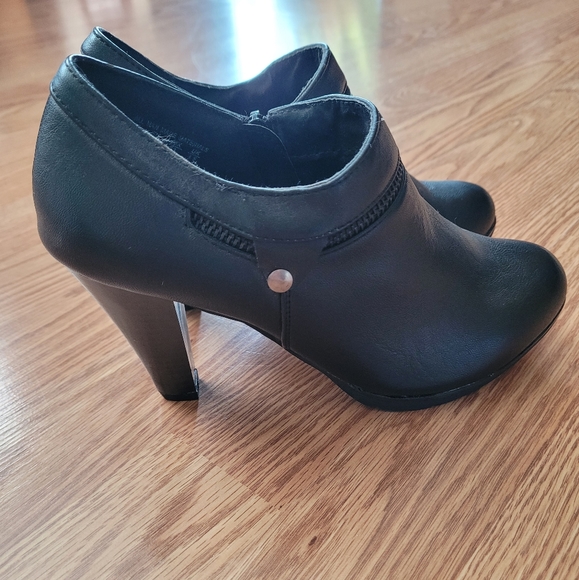 2/$45 Jaclyn Smith booties - Picture 1 of 4